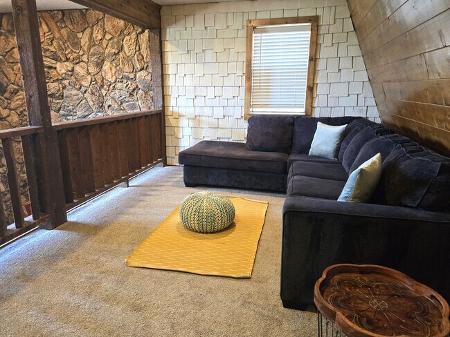 Building Photo - Large Three Bedroom Home Close To Midtown ...