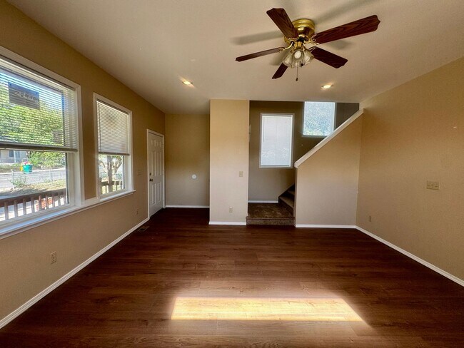 Building Photo - Charming 4 Bedroom close to Patty Jewett Golf Course