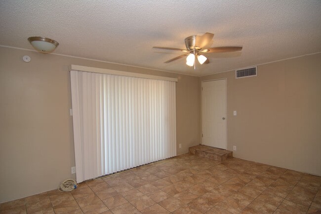 Building Photo - Charming 3 Bedroom 2 Bath House Plus Bonus...