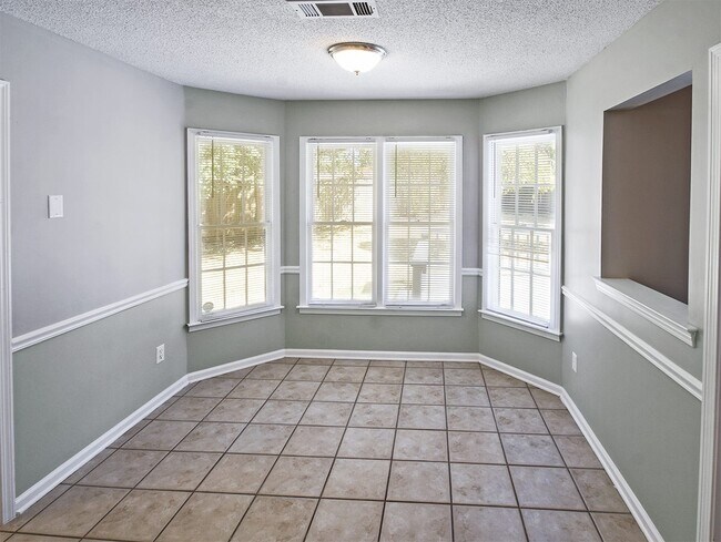 Building Photo - Pretty 4 bed, 2.5 bath home with wonderful...