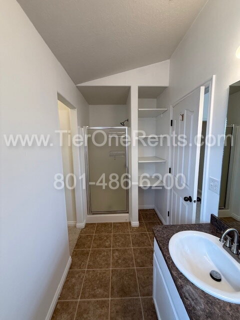 Building Photo - NO DEPOSIT option available for qualified ...