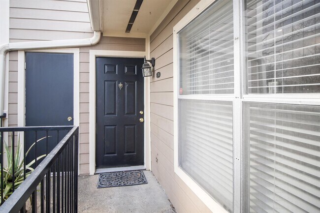 Building Photo - 728 Bering Dr
