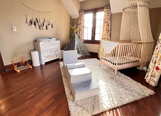 Building Photo - Large 3 Bedroom Home!