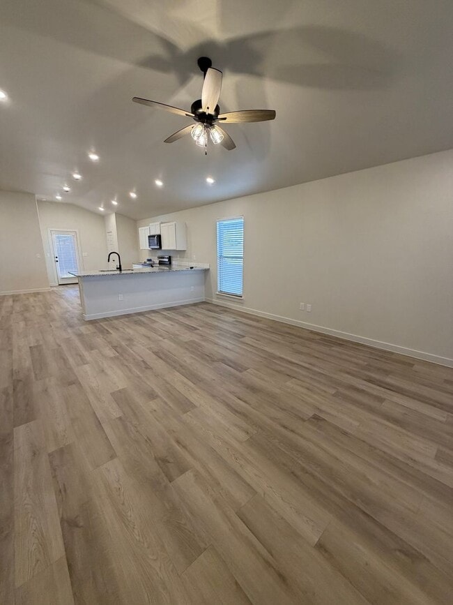 Building Photo - Harvest Neighborhood Beauty