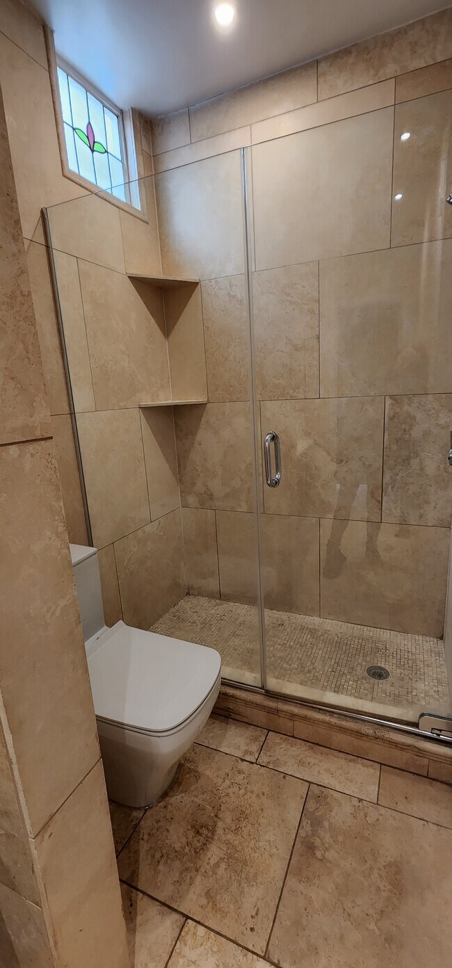 Full Bathroom - 721 12th St NE