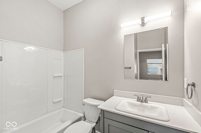 Building Photo - 2345 N Kenwood Ave