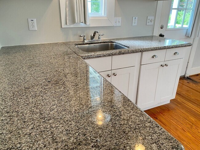Building Photo - 1209 1/2 Cortlandt Street Unit