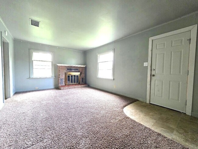 Building Photo - 3 Bedroom, 1 Bath Single Family Home!