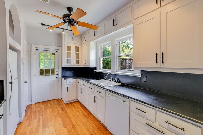 Building Photo - Cultural District Rental