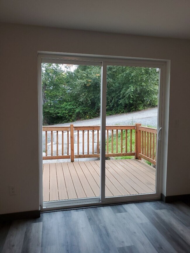 Building Photo - 1611 Lakeway Dr