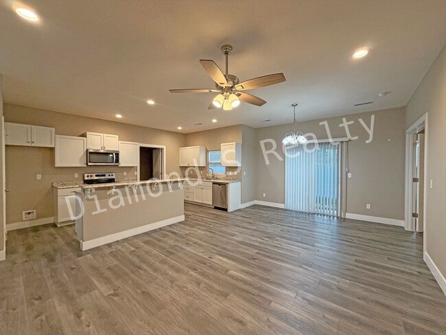 Building Photo - Gorgeous 4 Bedroom Ozark House Coming Earl...