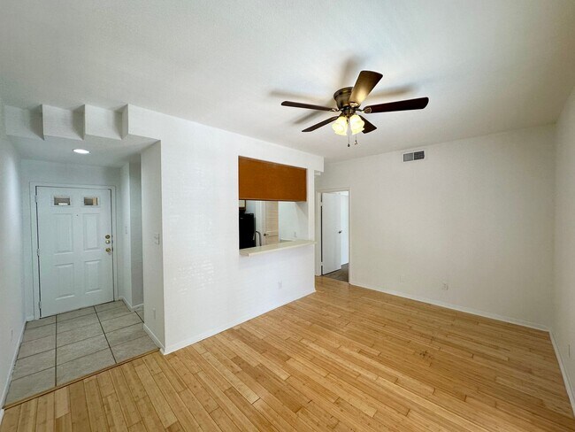Building Photo - 1/1 Apartment Walking Distance to UT