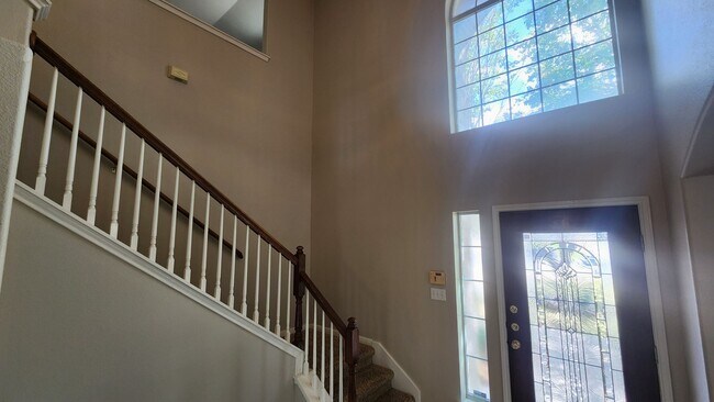 Building Photo - Located In the heart of Stone Oak