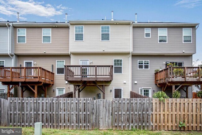Building Photo - 2437 Drake Ln