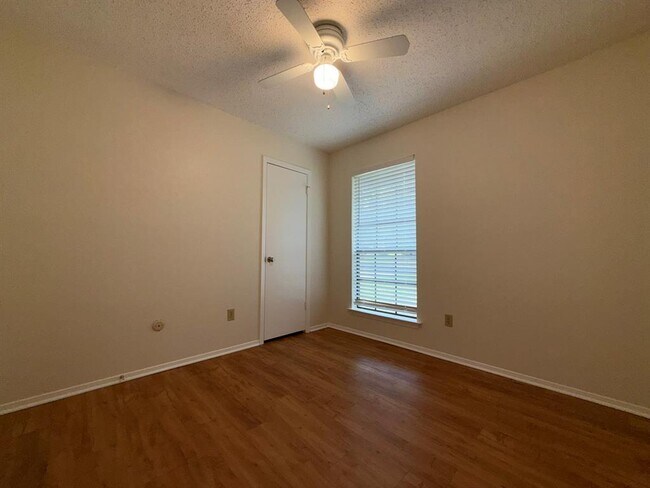 Building Photo - 305 Kimberly Dr