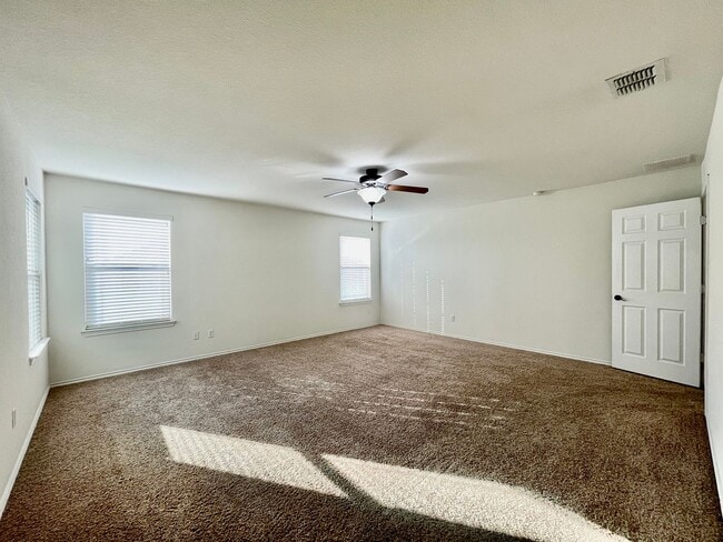 Building Photo - Spacious 4 Bedroom Home with Multiple Livi...