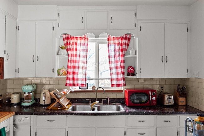 Building Photo - 1733 Lima St