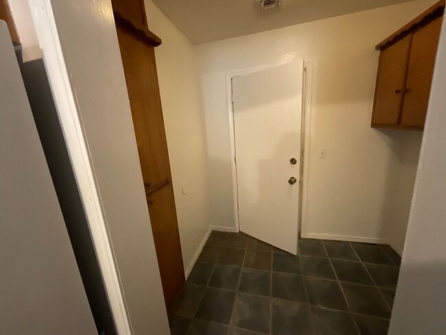 Building Photo - 2 Bed 1 Bath