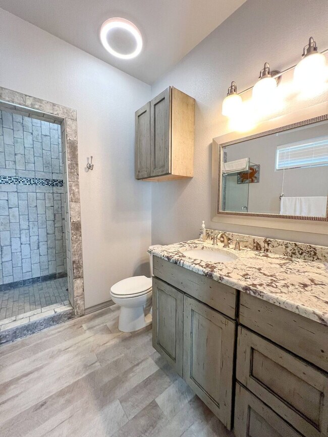 Building Photo - 4037 Summit Dr