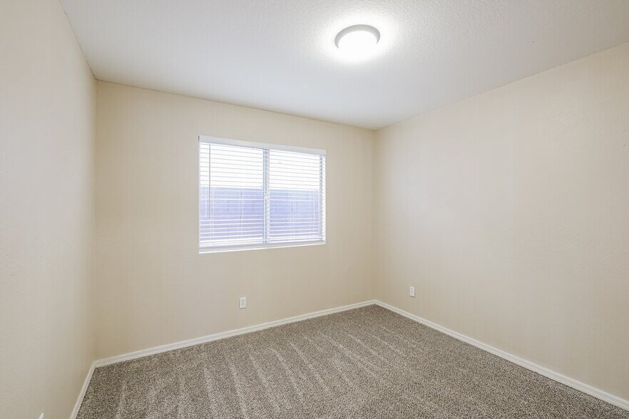 Building Photo - 8667 W Palm Ln