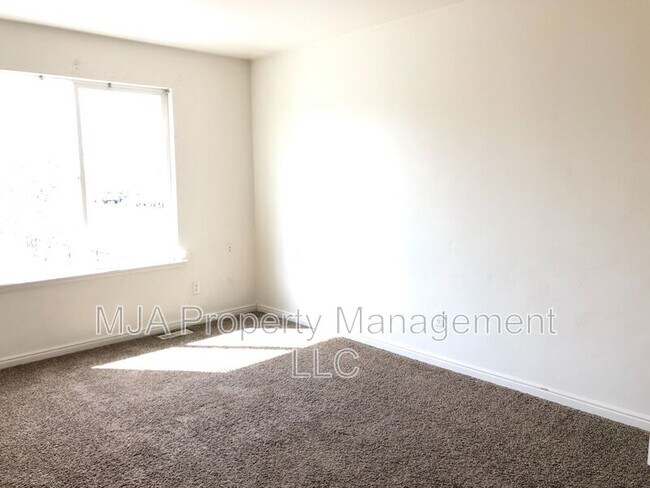 Building Photo - 2574 Robin Rd