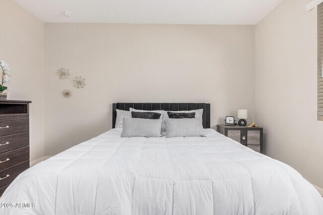 Building Photo - 11022 W Levi Dr