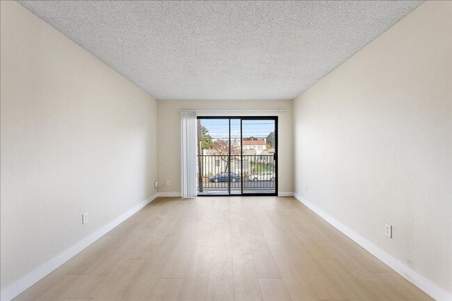 Building Photo - 2228 Lincoln Ave