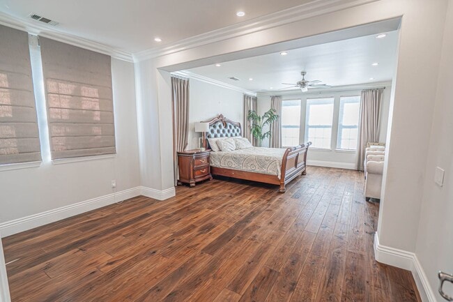 Building Photo - Spectacular 5-Bedroom Home with Private Po...