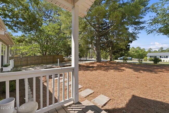 Building Photo - 1425 Central Dr