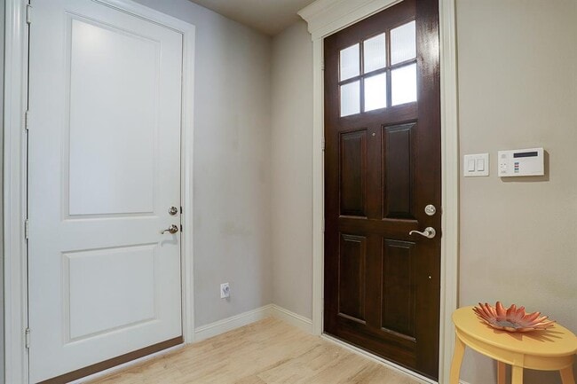 Building Photo - 10912 Wrenwood Park