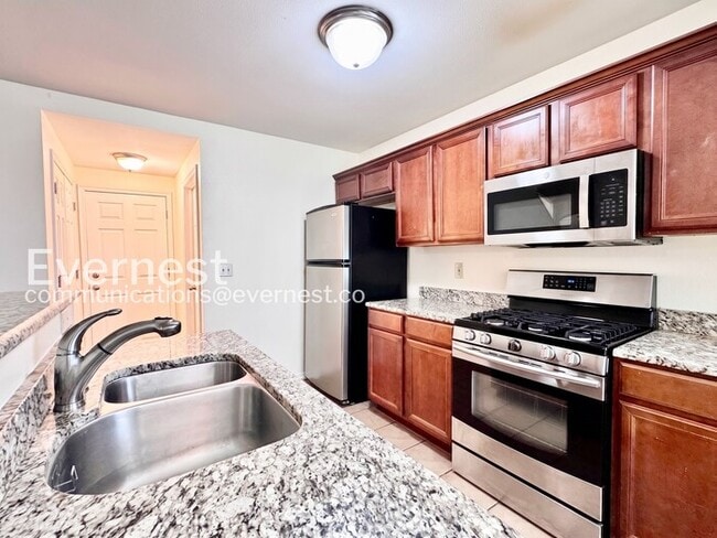 Building Photo - 4 Bed/2 Bath Home with Fenced Yard & Garage / Pet-Friendly / Available Now!