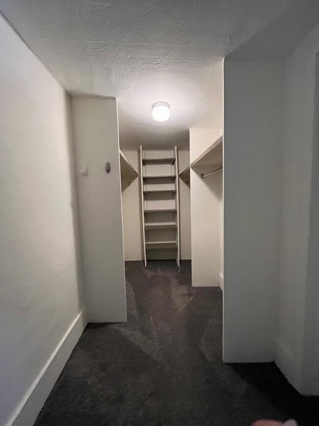Building Photo - Three Bedroom in Mapleton Local School Dis...