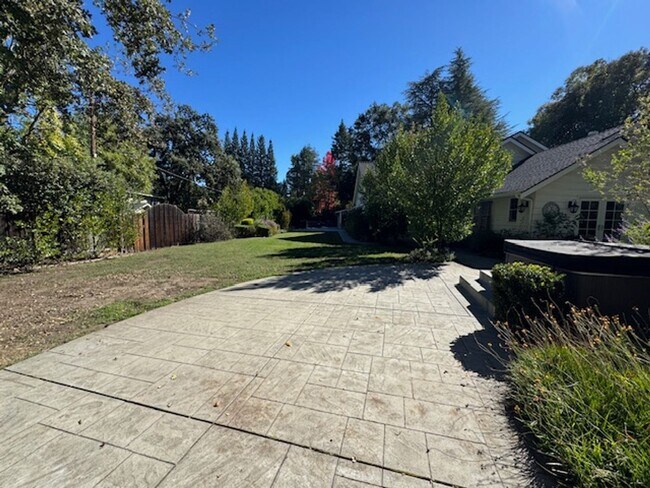 Building Photo - Gorgeous 5 bedroom, 4.5 bath, Westside Dan...