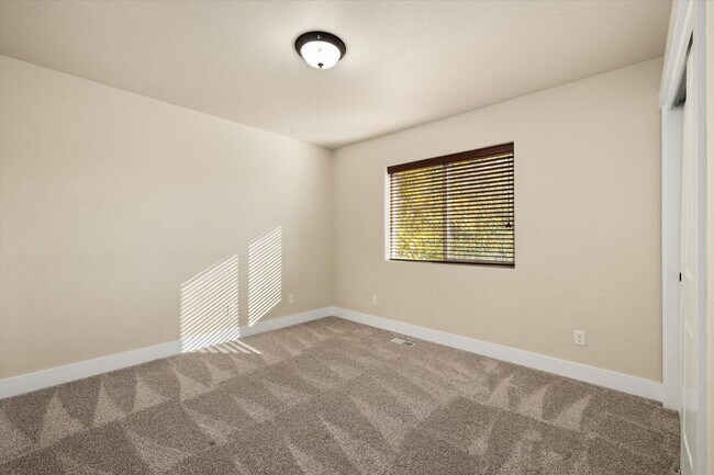 Building Photo - Spacious 5-Bedroom Home (plus bonus room) ...