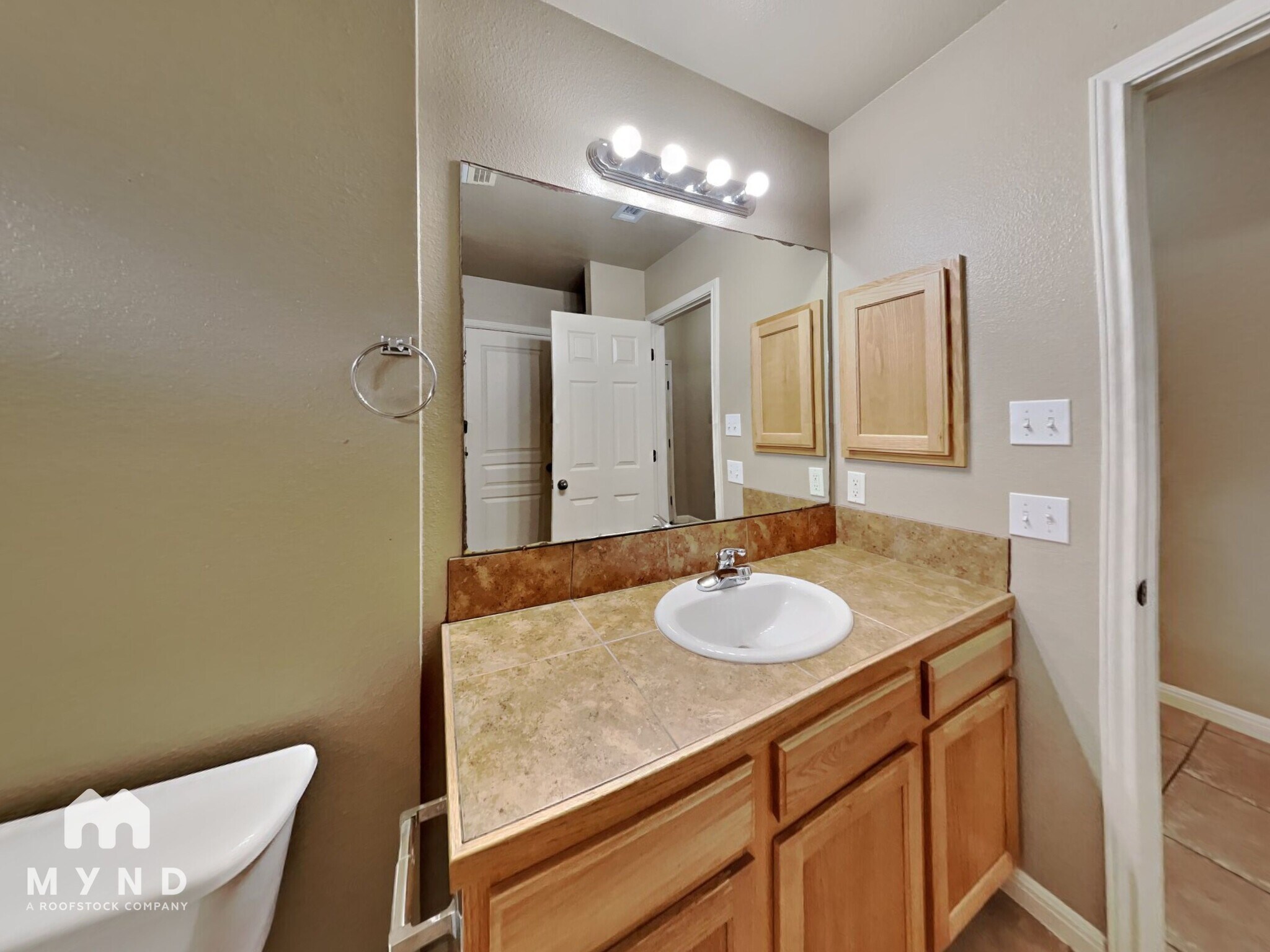 Building Photo - 3050 Pine Valley Dr