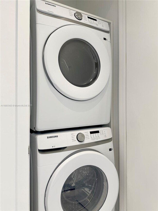 Building Photo - 2655 S Bayshore Dr