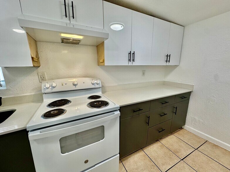 Building Photo - 6136 N Miami Ave