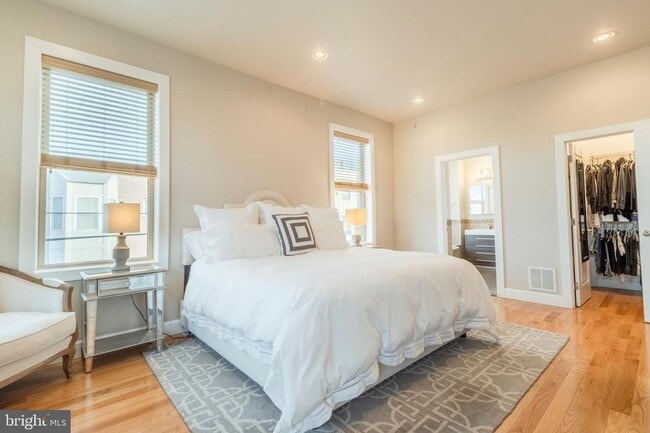 Building Photo - Three Bedroom Graduate Hospital Apartment
