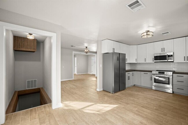 Building Photo - 402 Twin Elm Dr