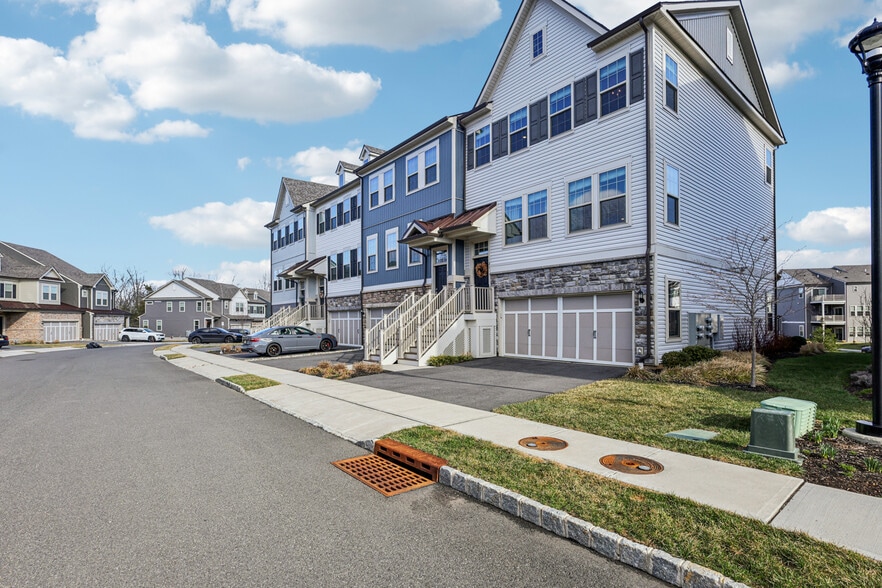 Building Photo - 21 Dahlia Dr