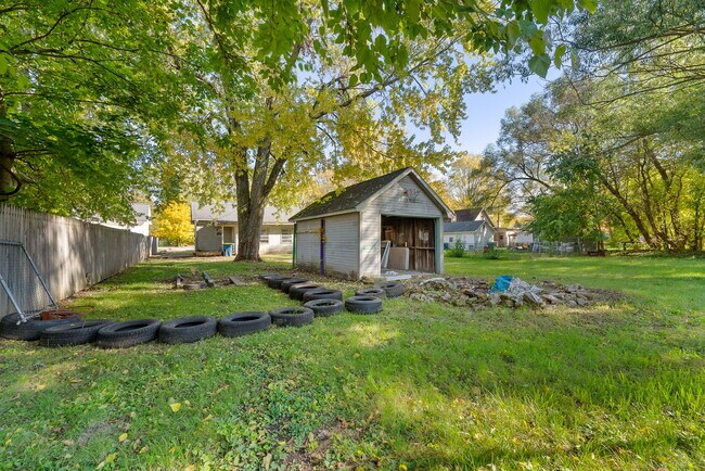 Building Photo - 210 S Sycamore St