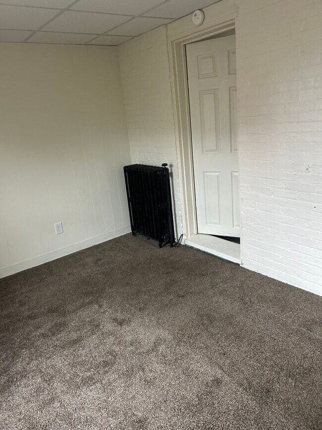 Building Photo - 758 W King St