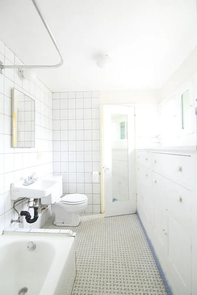 Building Photo - 4625 Kingswell Ave