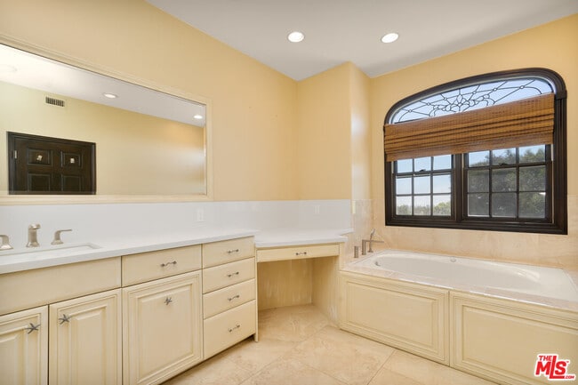 Building Photo - 1036 El Medio Ave