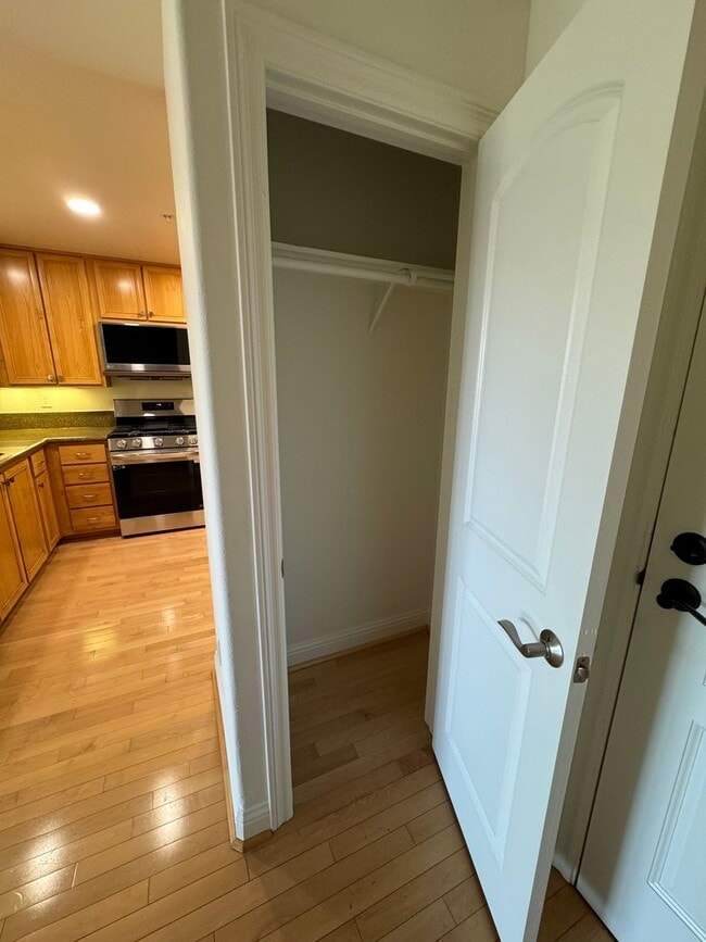 Building Photo - Updated Top Floor Unit -- Perfect Commuter Location -- Walking Distance to Laurel Street -- Must ...