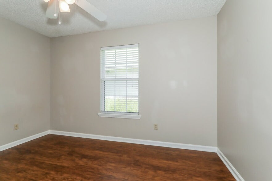 Building Photo - 1829 Northglen Cir