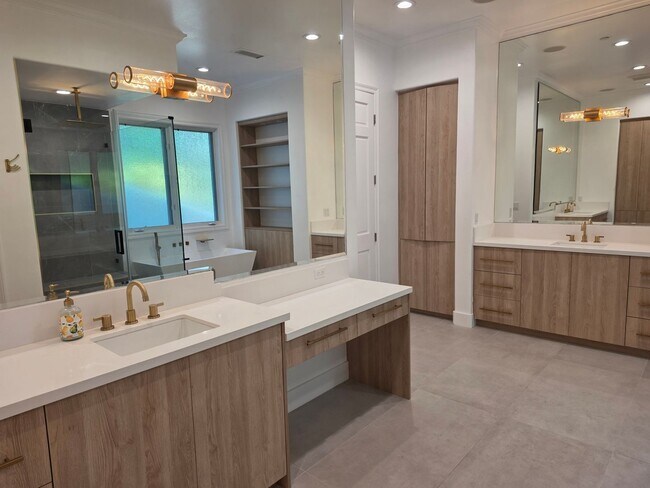 Building Photo - Lake Sherwood 5+4 Pool Home on the lake