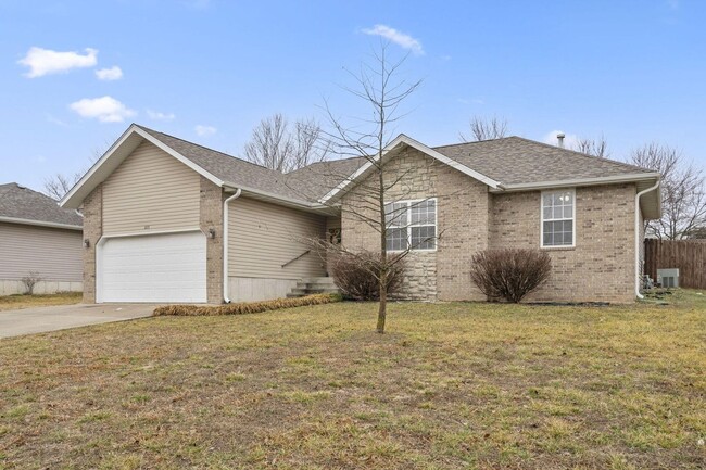 Building Photo - Undated 3 Bedroom, 2 Bathroom Home in Nixa!