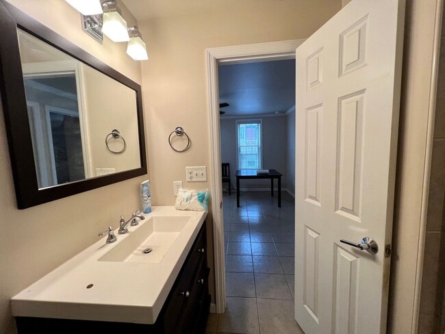 Building Photo - Charming Home - 2 Bed 1.5 Bath - Neville Island