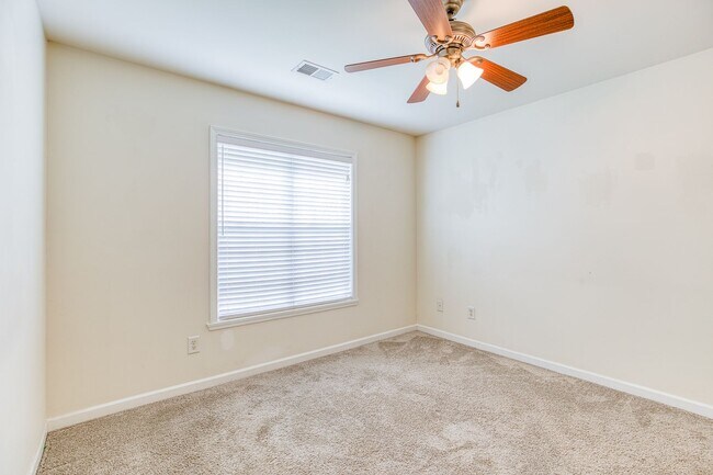 Building Photo - Beautiful 2-Story 3 bedroom and 2.5 townhouse in High Point, off Skeet Club Rd and Eastchester
